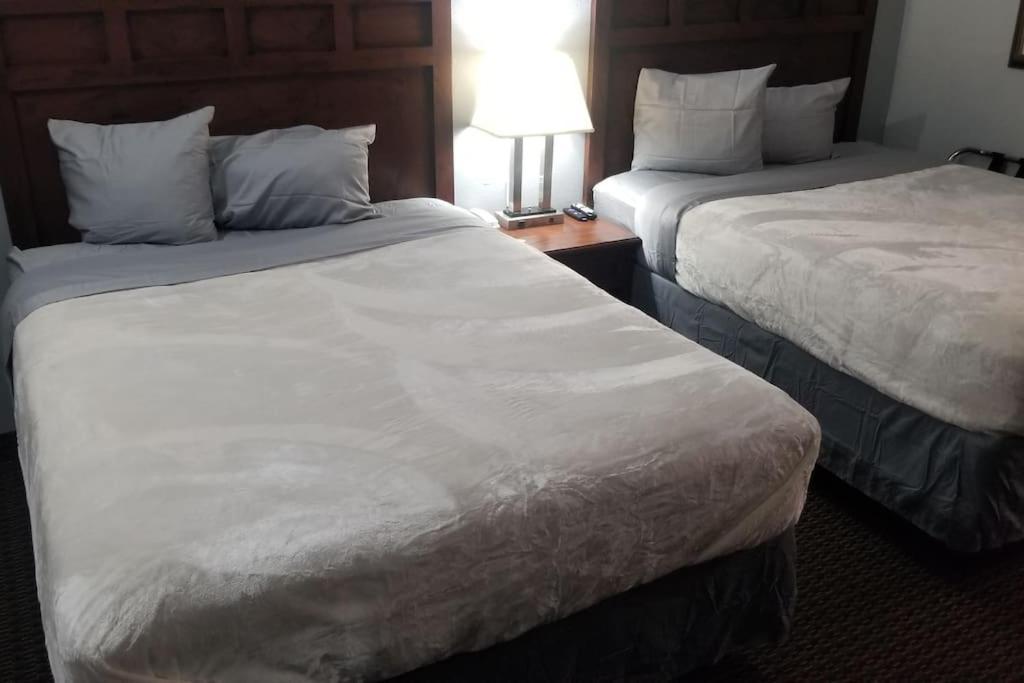 Hotel 2 Queen Beds Hotel Room 220 Booking Stillwater Exterior foto